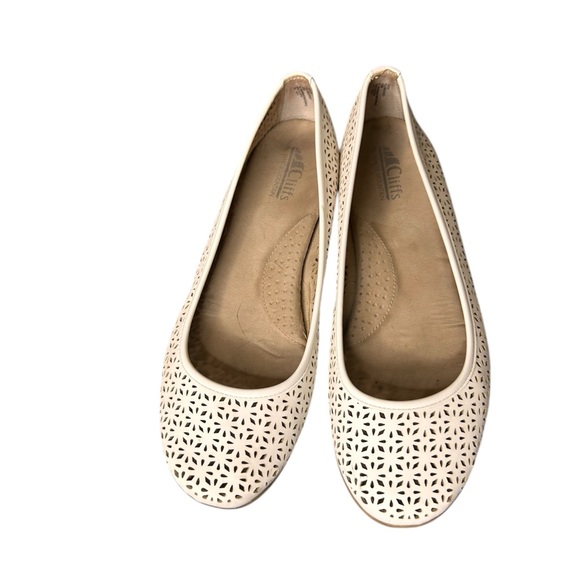 Cliffs by WHITE MOUNTAIN Shoes - Cliffs by White Mountain White Women’s Size 10 Medium Slip on, intricate design